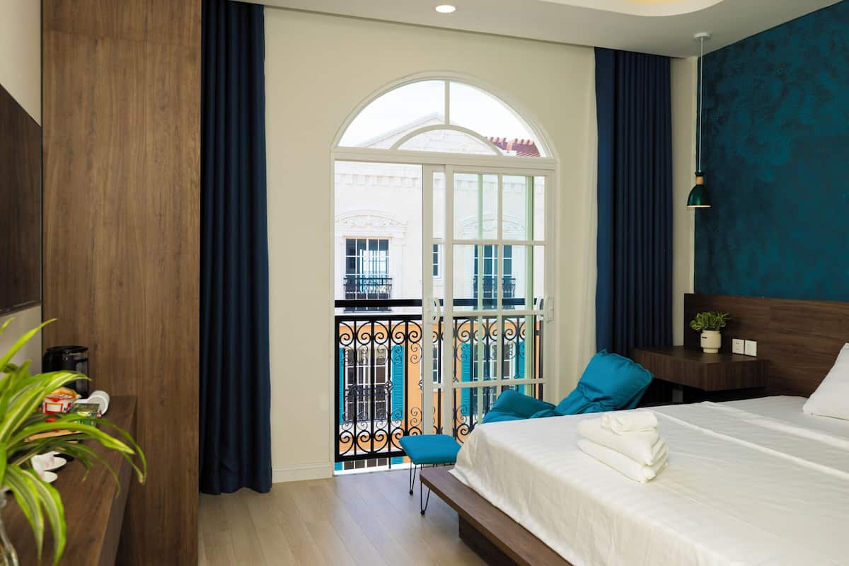 Egyptian cotton sheets, premium bedding, memory-foam beds, free minibar
