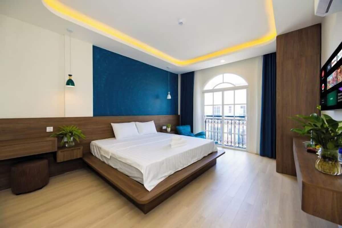 Egyptian cotton sheets, premium bedding, memory foam beds, free minibar