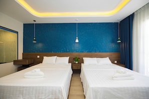 Habitación familiar, vistas parciales al mar | Sábanas de algodón egipcio y ropa de cama de alta calidad