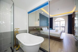 Deluxe Room, Bathtub, Bay View | Bathroom | Designer toiletries, hair dryer, bidet, towels