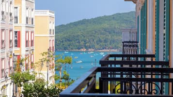 Familienzimmer, Balkon, Meerblick | Bettwäsche aus ägyptischer Baumwolle, hochwertige Bettwaren