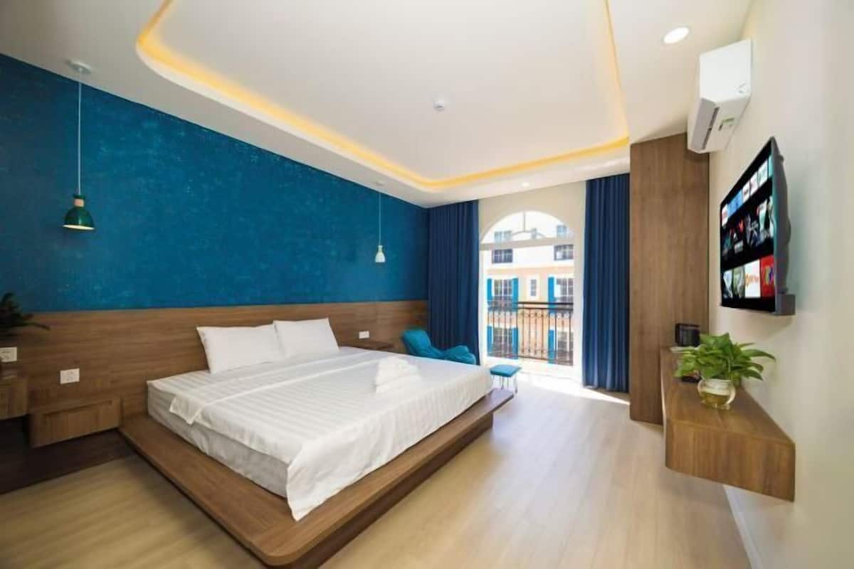Egyptian cotton sheets, premium bedding, memory foam beds, free minibar