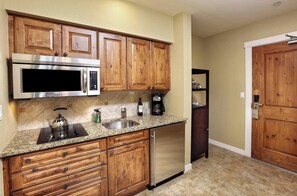 Microwave, stovetop, dishwasher, coffee/tea maker - Hyatt Mountain Lodge 436 (Beaver Creek)