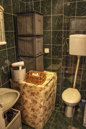 Amenidades de baño gratuitas, secadora de cabello, pantuflas, toallas 