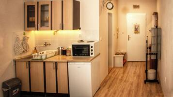 Jääkaappi, uuni, liesi, vedenkeitin