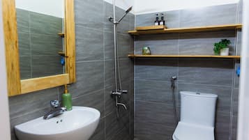 Kamar Triple Standar | Kamar mandi | Shower, perlengkapan mandi gratis, pengering rambut, dan sandal