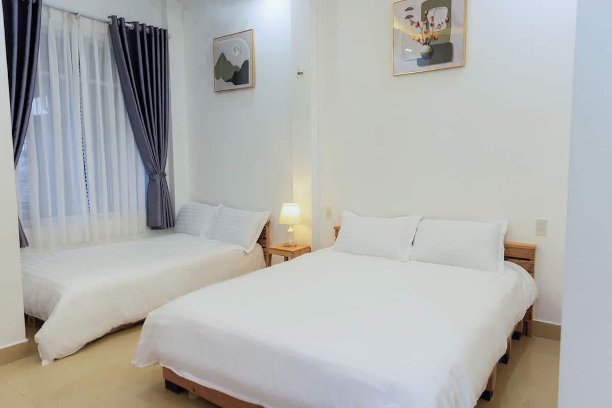 Habitación triple estándar | Escritorio, wifi gratis y ropa de cama