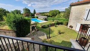 A view of a backyard with a swimming pool, stone walls, and potted plants. - Le Clos du Prince, Country house with private pool and enclosed garden, ideal for families! (Saint-Vincent-Rive-d'Olt)