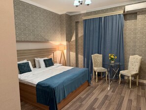 Habitació doble | Escriptori, espai de treball apte per a portàtils i wifi gratuïta