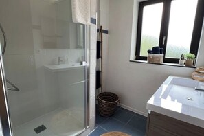 Shower, hair dryer, towels, toilet paper - Chez Sylvie  (Sélestat)