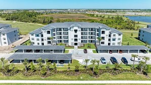 Un hôtel à plusieurs étages doté d’une cour intérieure, d’un parking et d’un espace verdoyant.
