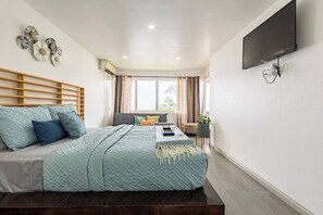 1 soverom, safe på rommet, skrivebord og strykejern/-brett