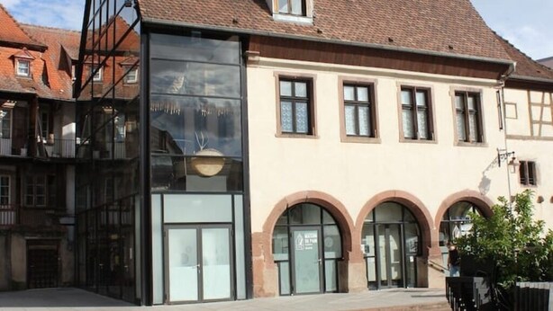 Un edificio con fachada de vidrio moderna y arquitectura tradicional.