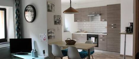 Een koelkast, een microgolfoven, een oven, een kookplaat