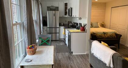 Cozy Carriage House - studio in serene Arvada with WiFi, AC