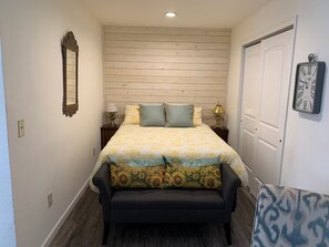 In-room safe, iron/ironing board, WiFi, bed sheets - Cozy Carriage House - studio in serene Arvada with WiFi, AC (Arvada)