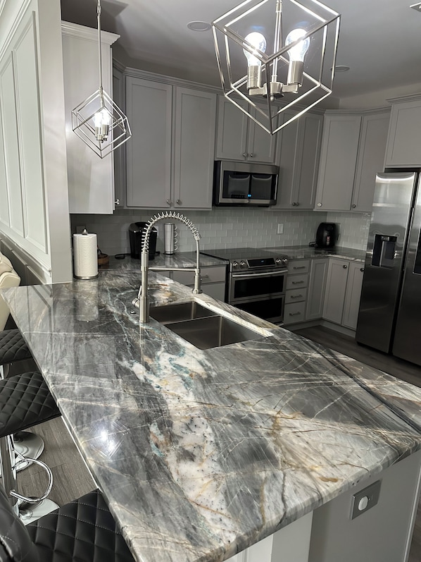 Réfrigérateur, micro-ondes, four, plaque de cuisson