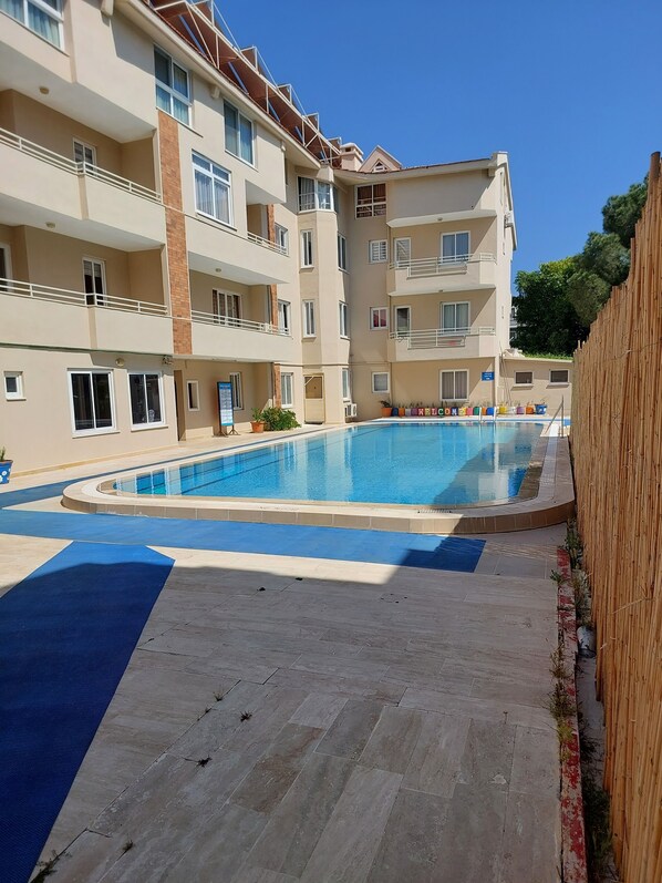 Seasonal outdoor pool, open 9:00 AM to 7:00 PM, pool loungers - Mar Soleil Apartments (Marmaris)