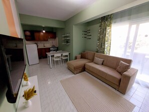 42-inch LCD TV with satellite channels - Mar Soleil Apartments (Marmaris)