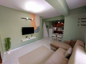 Appartamento Standard, 1 camera da letto, balcone, vista giardino | Area soggiorno | TV LCD 42 pollici con canali satellitari