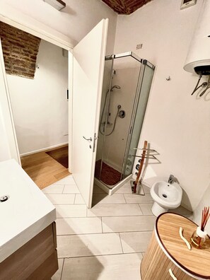 Dusche, umweltfreundliche Kosmetikartikel, Haartrockner, Bidet