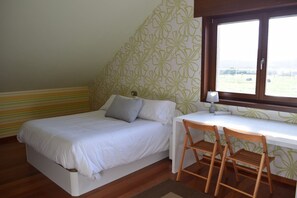 Quadrupla Deluxe, vista mare parziale | Una scrivania, postazione laptop, Wi-Fi gratuito
