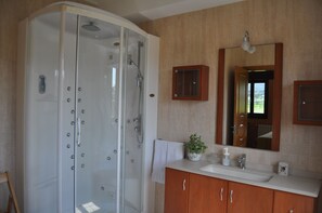 Deluxe Double Room, Partial Sea View | Bathroom - Casa Aida (Foz)