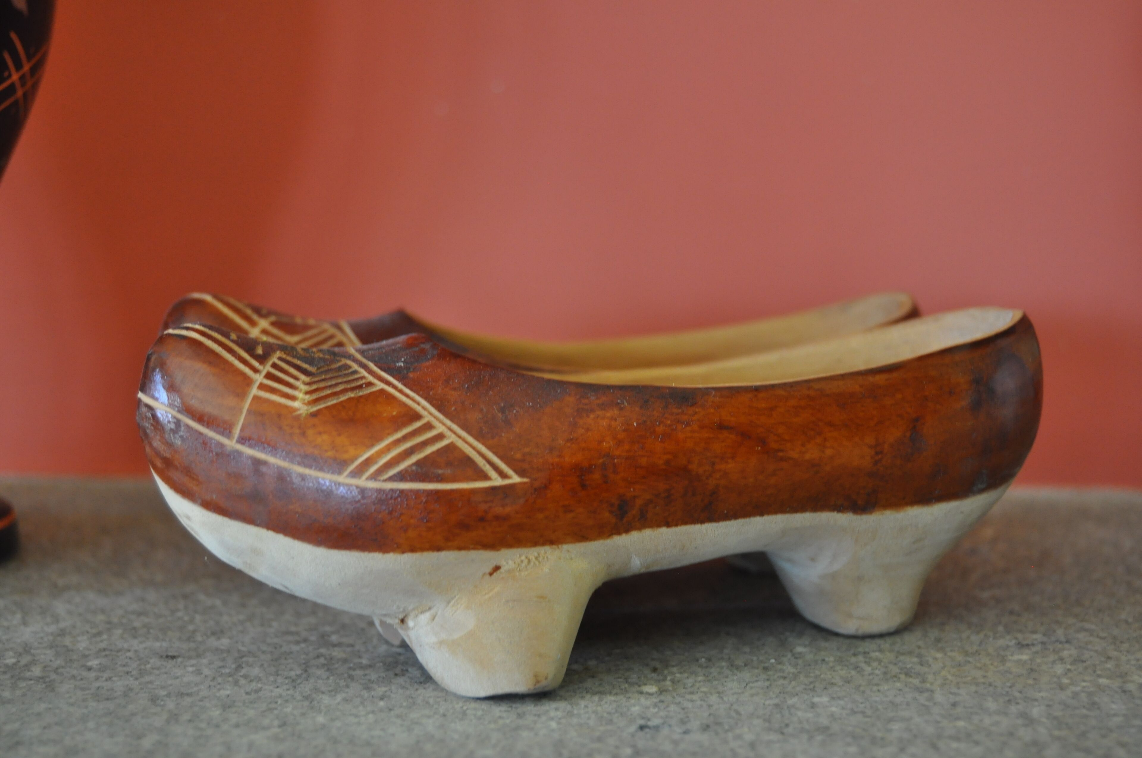Un zueco de madera con grabados geométricos.