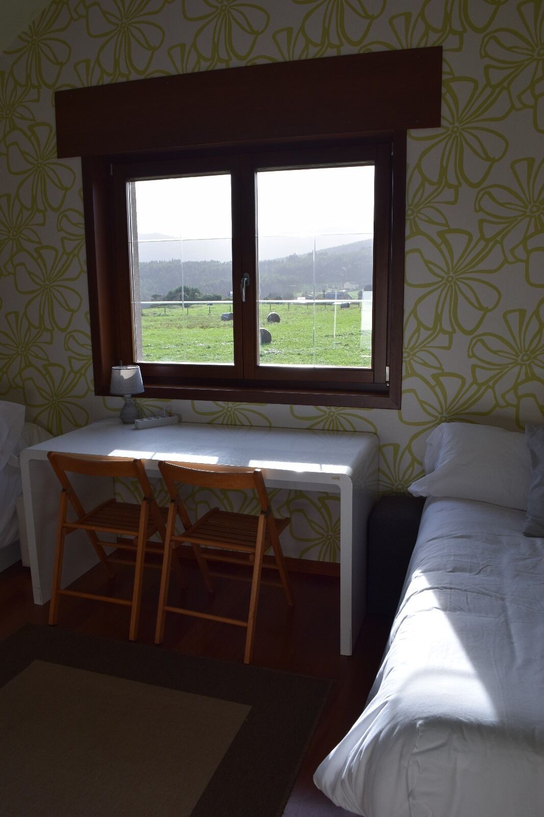 Habitación cuádruple Deluxe, vistas parciales al mar | Escritorio, espacio para trabajar con un portátil, wifi gratis