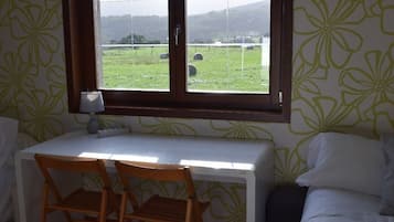 Habitación cuádruple Deluxe, vistas parciales al mar | Escritorio, espacio para trabajar con un portátil, wifi gratis