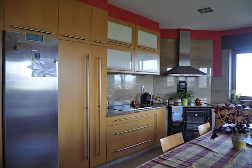 Frigorífico grande, microondas, horno y placa de cocina