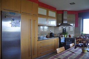 Frigorífico grande, microondas, horno y placa de cocina