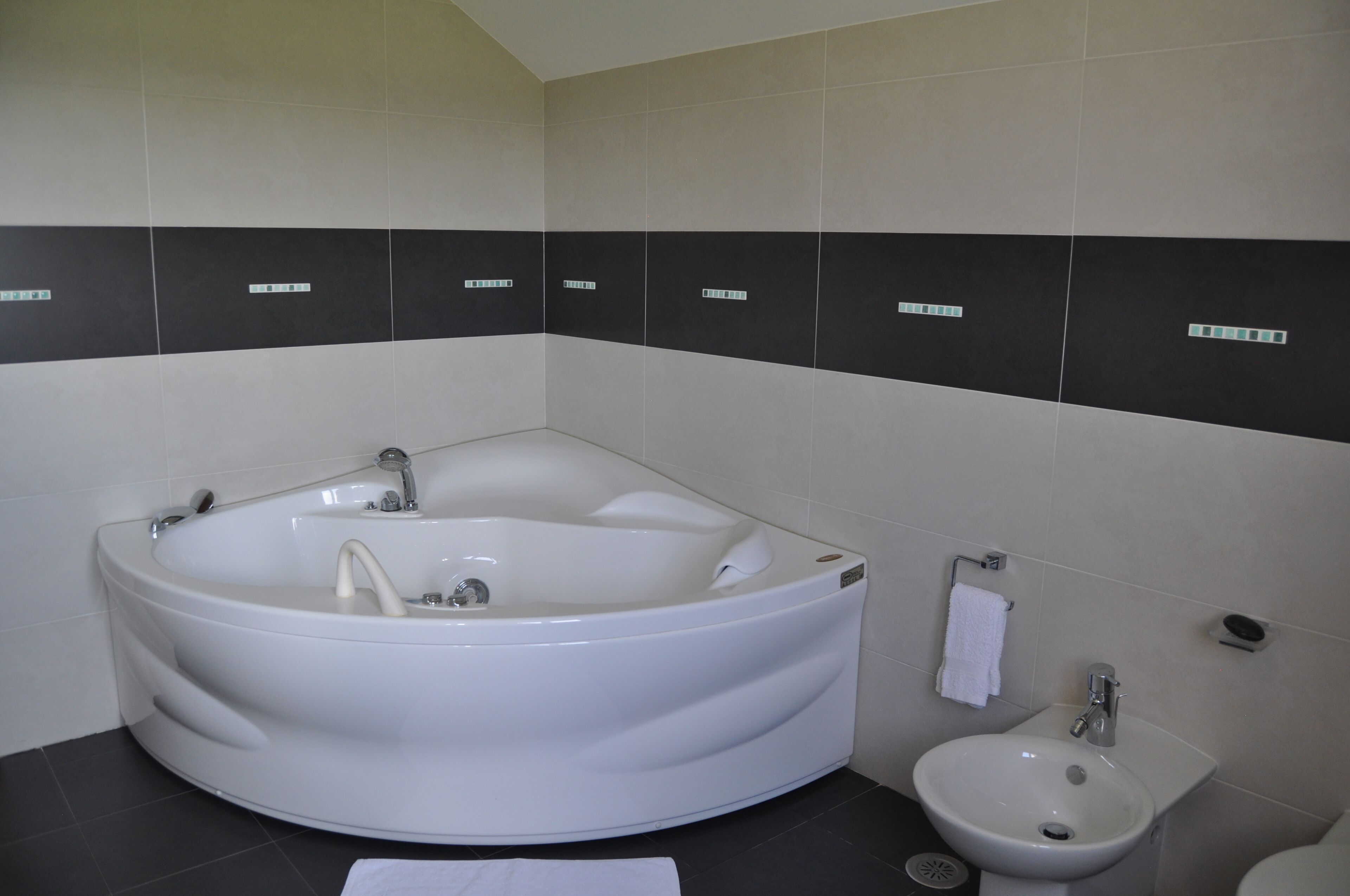 Habitación cuádruple Deluxe, vistas parciales al mar | Baño | Ducha, secador de pelo, toallas y jabón
