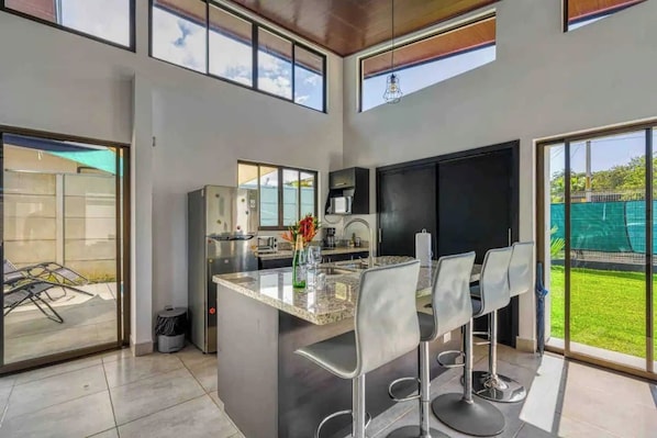 Frigorifero, microonde, forno, macchina per tè/caffè