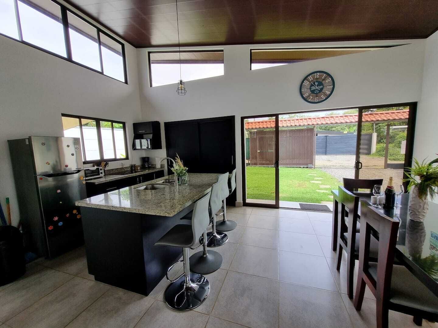 Een koelkast, een magnetron, een oven, een koffiezetapparaat/waterkoker