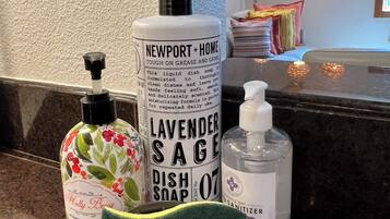 Sèche-cheveux, serviettes fournies, savon