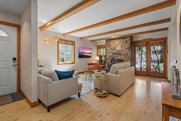Living area - Lake Tahoe Creekside Retreat - Walk to Beach (Incline Village)