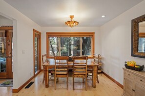 Dining - Lake Tahoe Creekside Retreat - Walk to Beach (Incline Village)