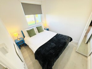 2 bedrooms, iron/ironing board, free WiFi, bed sheets - 2 Bedroom Chalet SB88, Sandown Bay, Isle of Wight, Dog Friendly, Free WiFi (Yaverland)