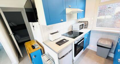 2 Bedroom Chalet SB88, Sandown Bay, Isle of Wight, Dog Friendly, Free WiFi