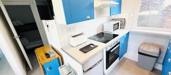 2 Bedroom Chalet SB88, Sandown Bay, Isle of Wight, Dog Friendly, Free WiFi