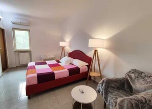 12 bedrooms, WiFi, bed sheets