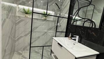 Suihku, hiustenkuivaaja, pyyhkeet, saippua