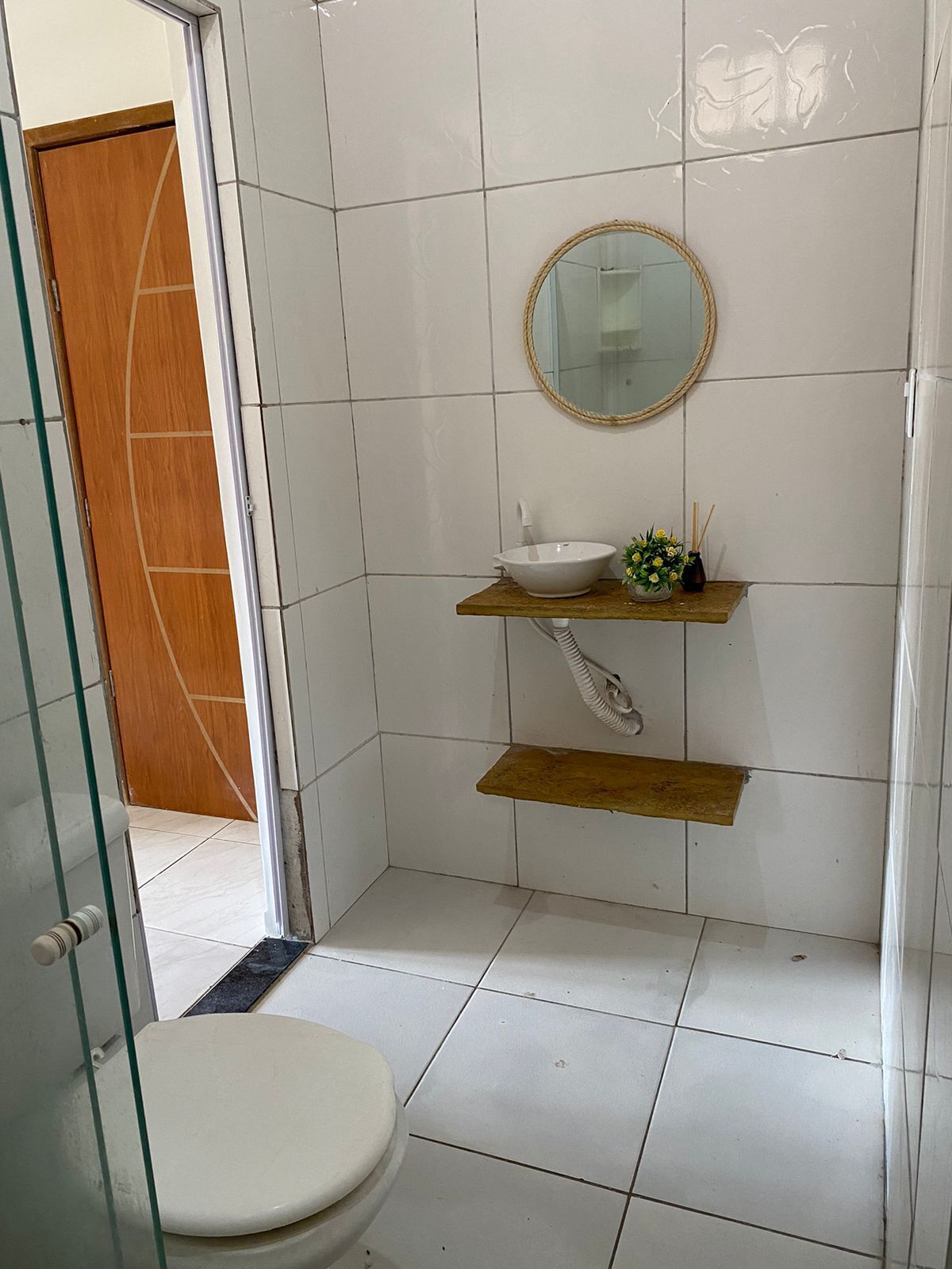 Suihku, pyyhkeet, saippua, vessapaperi