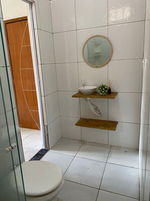 تجهيزات دش، مناشف، صابون، ورق حمّام