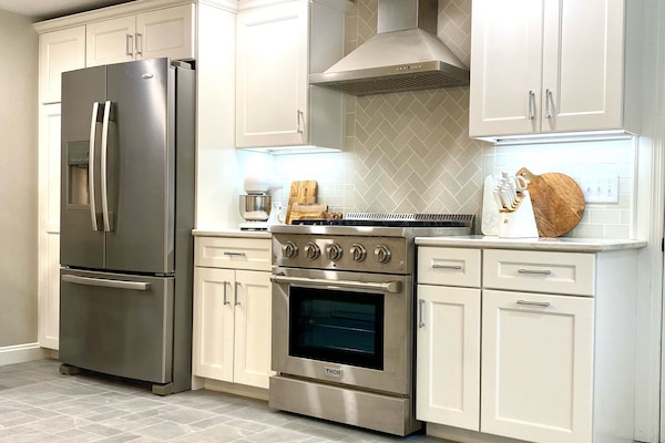 Een microgolfoven, een oven, een kookplaat, een vaatwasser