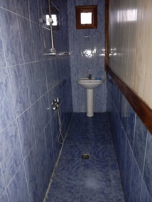 Habitació doble per a ús individual clàssica, vistes a la ciutat | Bany | Dutxa, articles de tocador gratuïts, sabatilles i tovalloles 