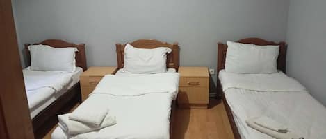 Habitación cuádruple clásica, vista a la ciudad | Escritorio, insonorización y wifi gratis