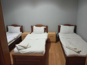 經典四人房, 城市景 | 書桌、隔音、免費 Wi-Fi