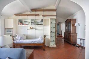 Living area - Bright Last-Floor Apartment with Terrace (Florence)